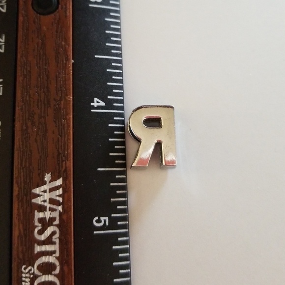 Initial R necklace pendant - Picture 4 of 4